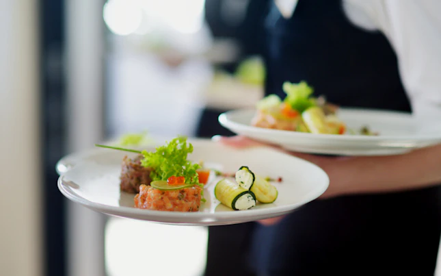 Il cameriere serve il cibo