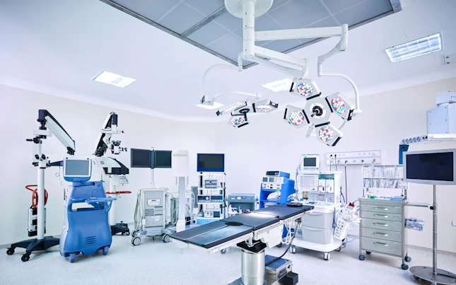 Los médicos comprueban los microorganismos en una pantalla gigante