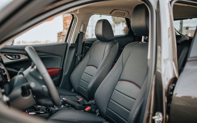 Banner von Geschäftskollegen mit Gesichtsmaske bei einem Meeting, 1.600 Pixel