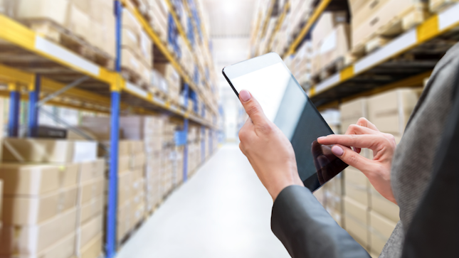 Inventario en almacén con tableta digital 