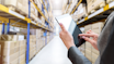 Inventario en almacén con tableta digital 