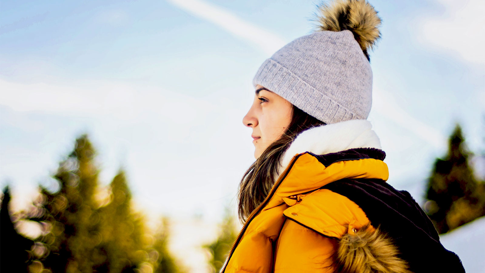 Chica con chaqueta de plumón