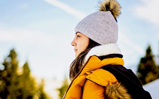 Chica con chaqueta de plumón