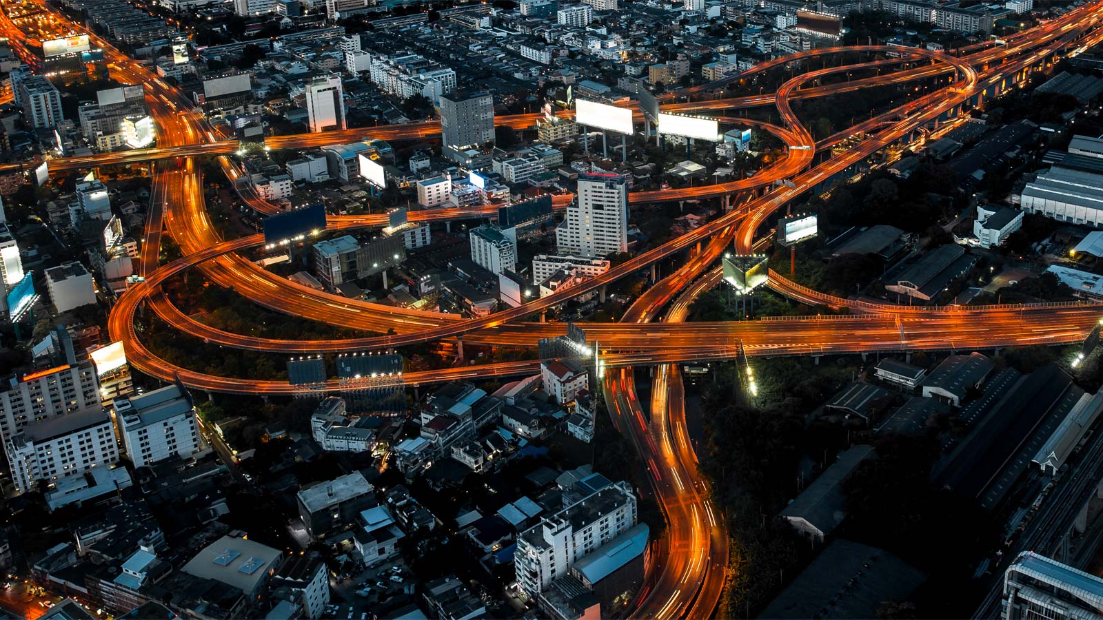 Estelas de luz en la ciudad por la noche