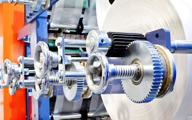 Hombre llevando una batería externa y un smartphone