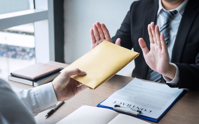 Windkraftanlagen auf dem Gipfel eines Gebirges