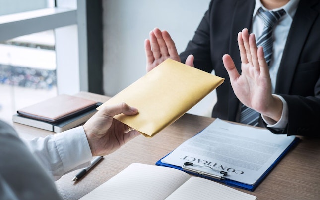 Aerogeneradores en la cima de una cordillera