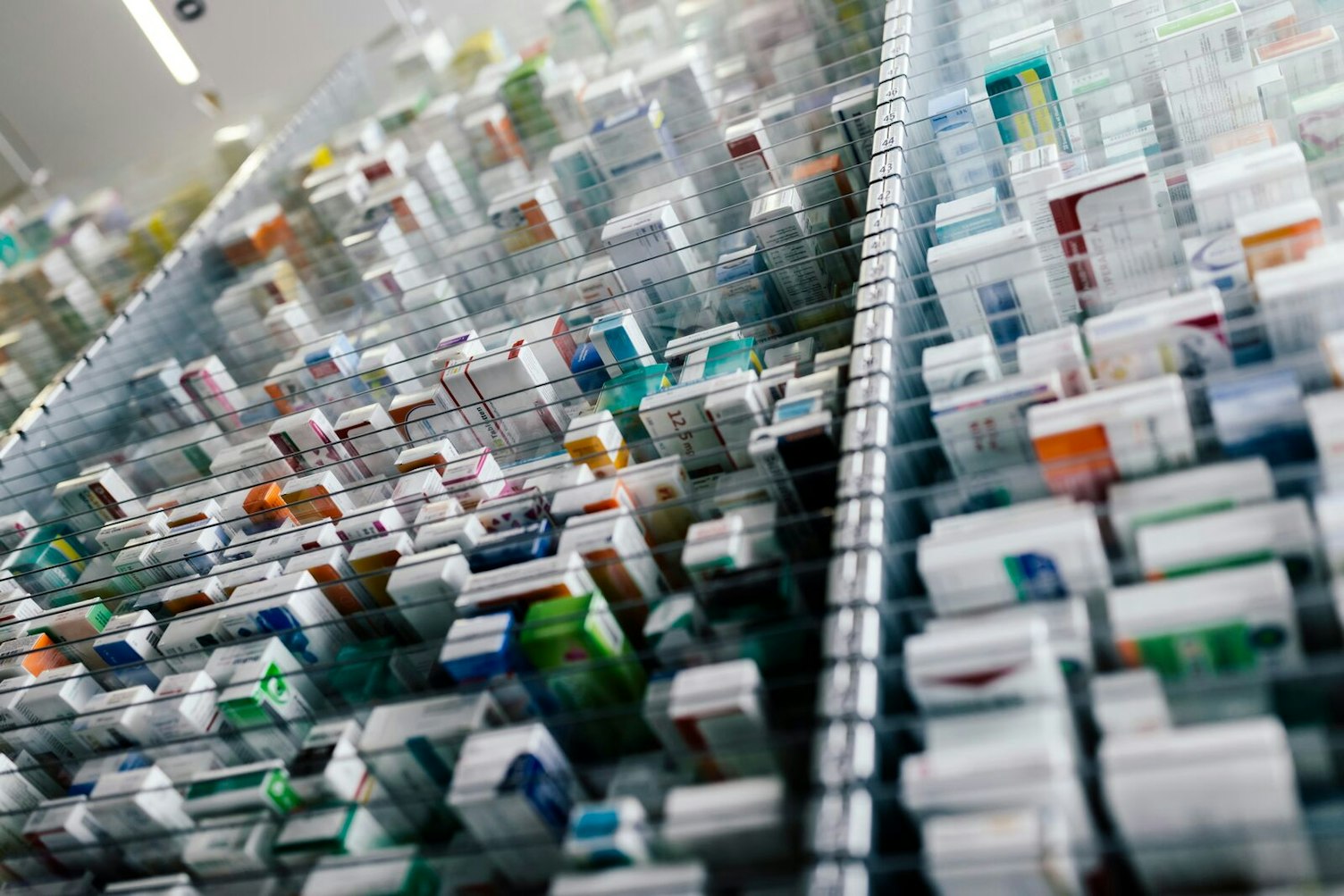 Medicina en estanterías en la puesta en marcha de una máquina en una farmacia