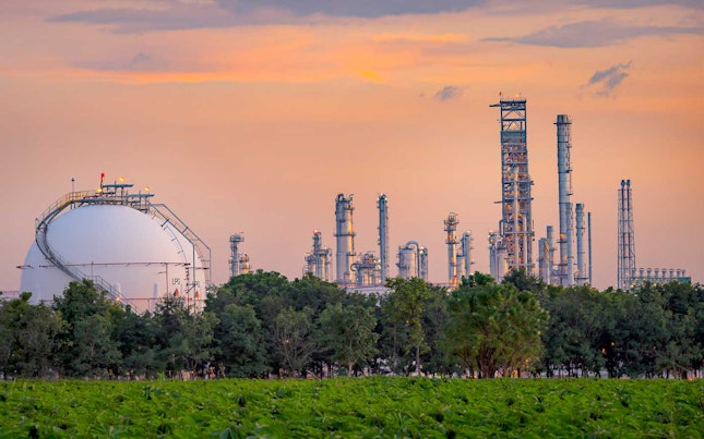 Рафинерия за преработка на нефт и газ
