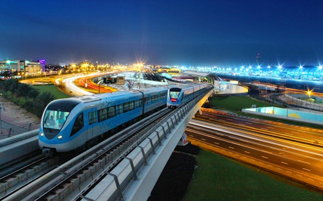 ผู้ชายกำลังถือแบตเตอรี่ภายนอกและสมาร์ทโฟน