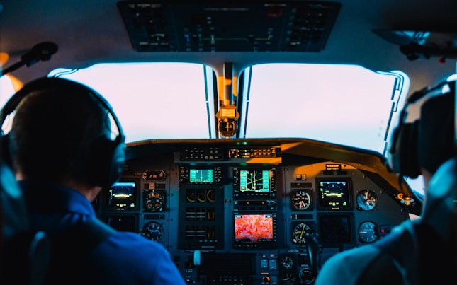 Automóvil en movimiento desde la vista de espejo