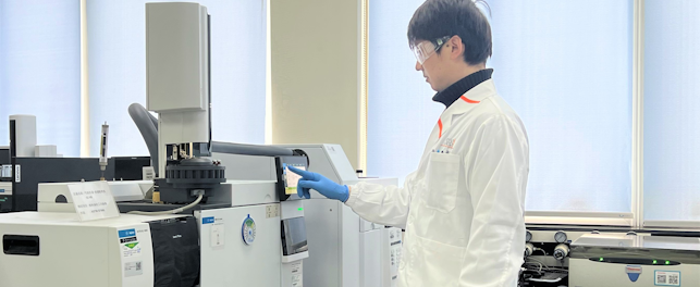 Scientist Using Machine 1600px