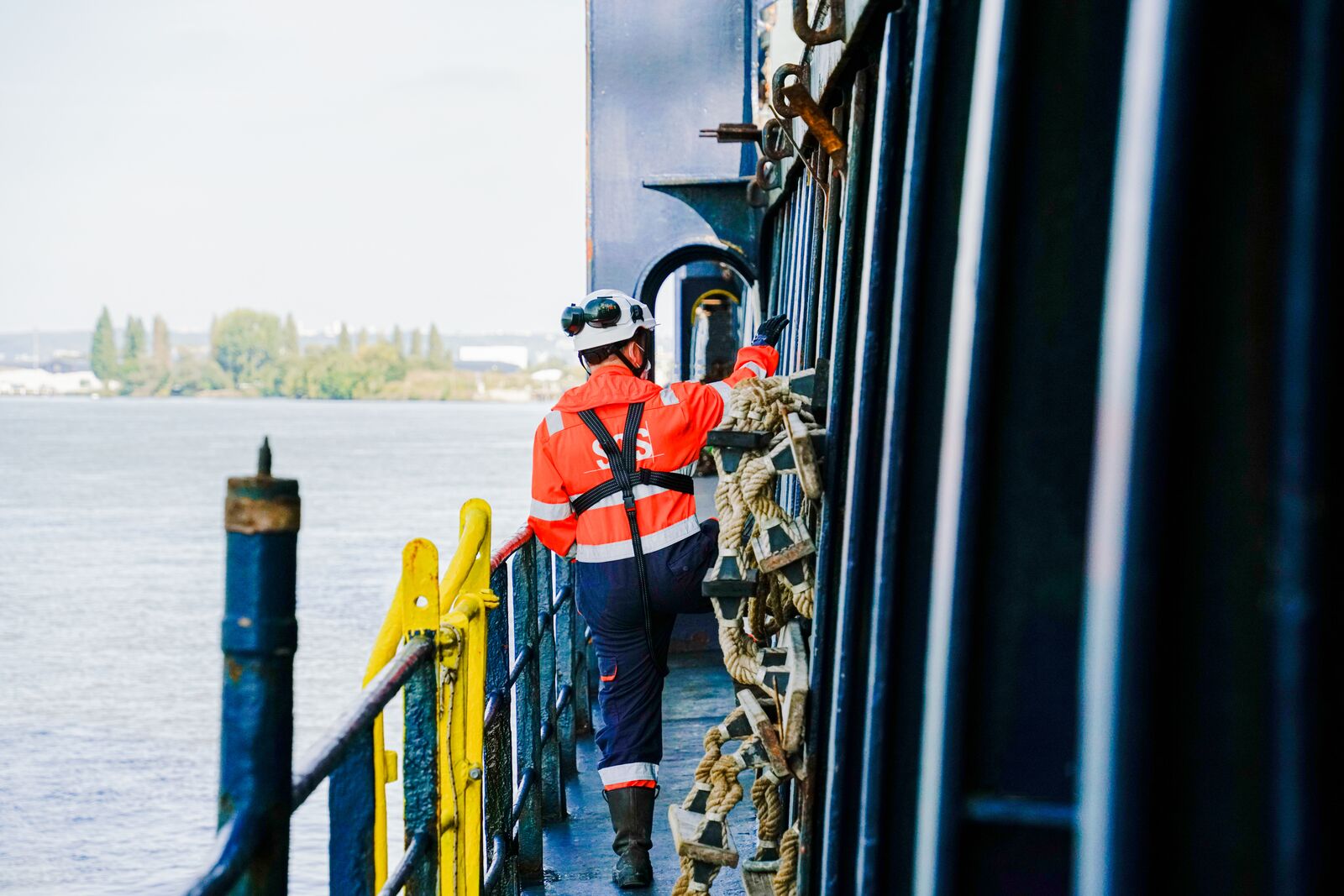 Chica con chaqueta de plumón