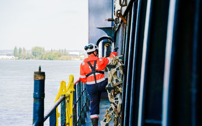 Untuvatakkiin pukeutunut nainen