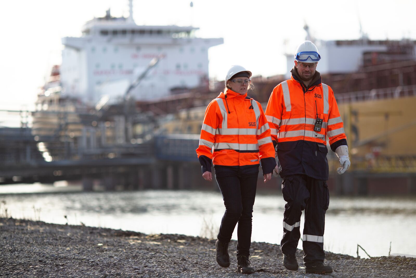 Untuvatakkiin pukeutunut nainen