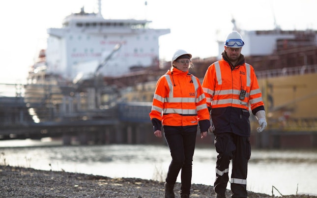 Femeie îmbrăcată cu o geacă matlasată