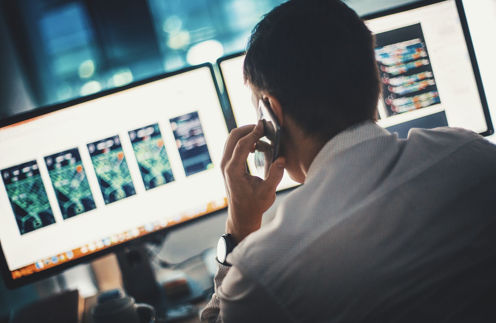 Hombre sosteniendo una batería externa y un teléfono inteligente 