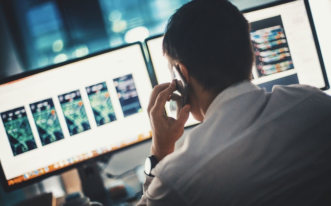 Hombre sosteniendo una batería externa y un teléfono inteligente