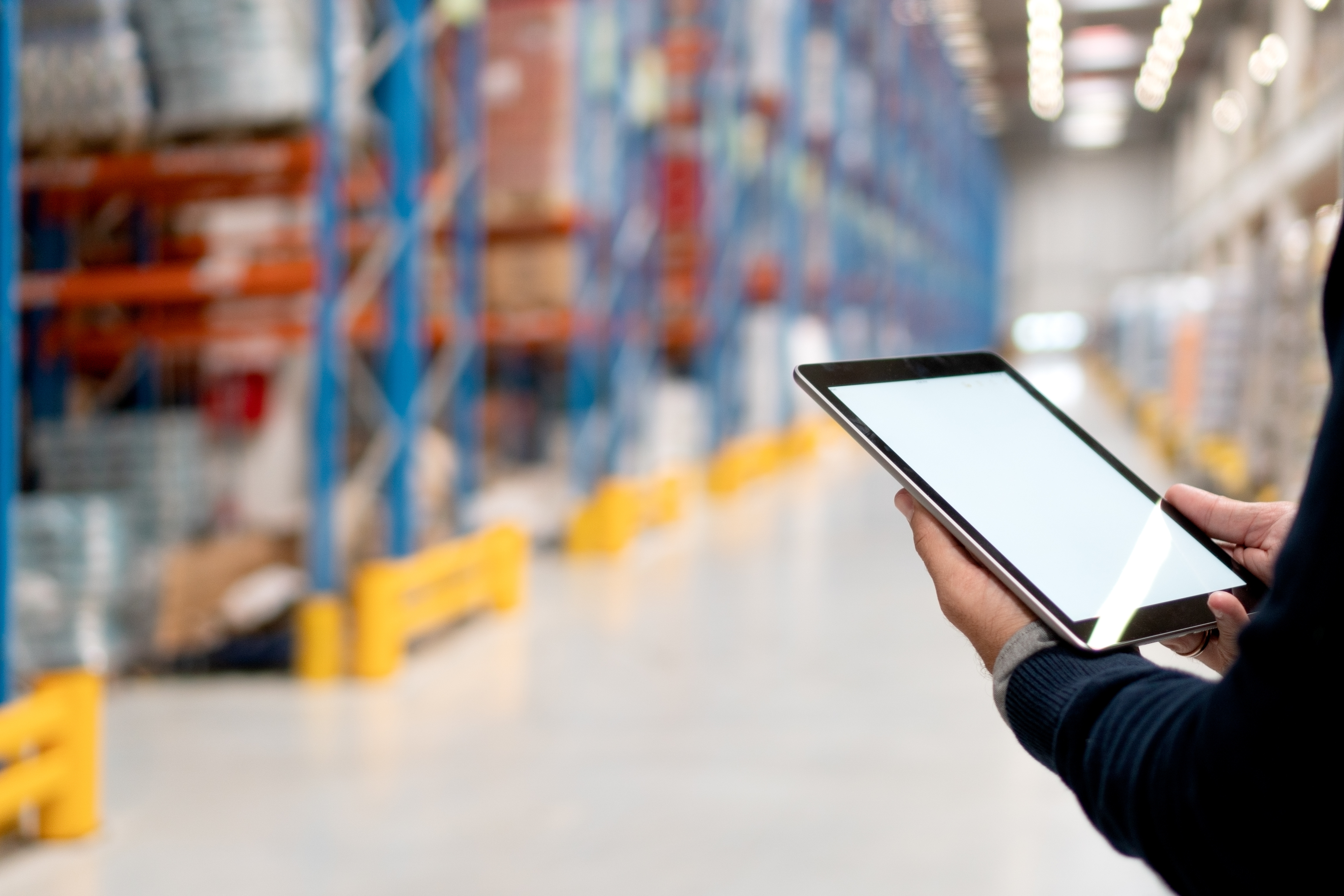 Vrouw die buiten een smartphone gebruikt