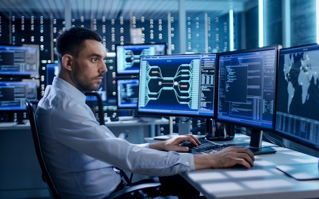 Femeie lucrând la un monitor