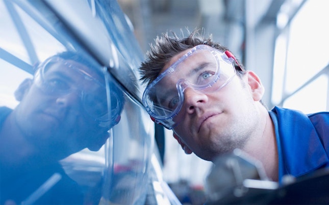 Technicien effectuant une inspection de voiture