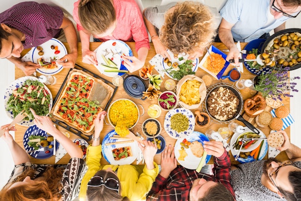 Draufsicht auf Freunde beim gemeinsamen Mittagessen