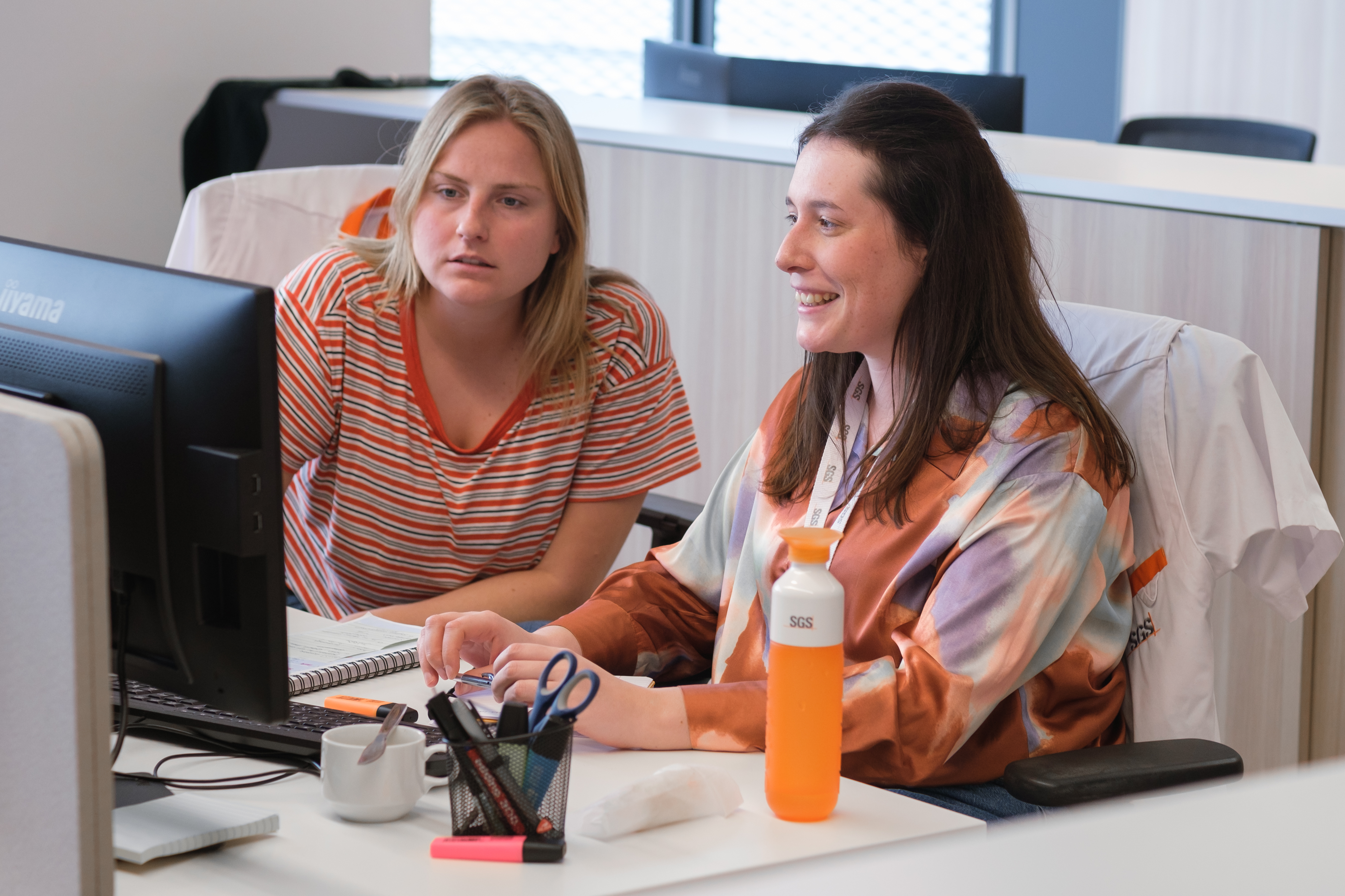 Dos mujeres mirando un ordenador en la oficina