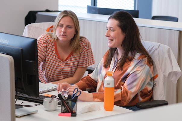 Dos mujeres mirando un ordenador en la oficina