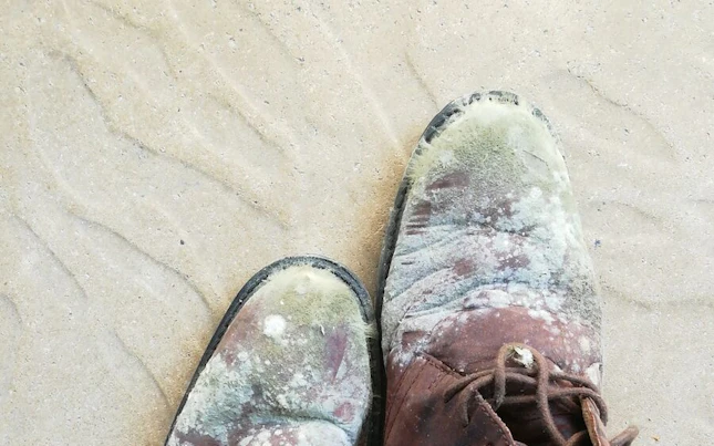Chica con chamarra de plumas