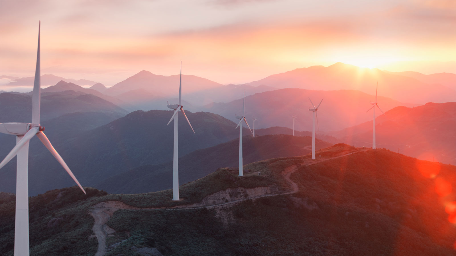 Éoliennes au sommet d’une montagne