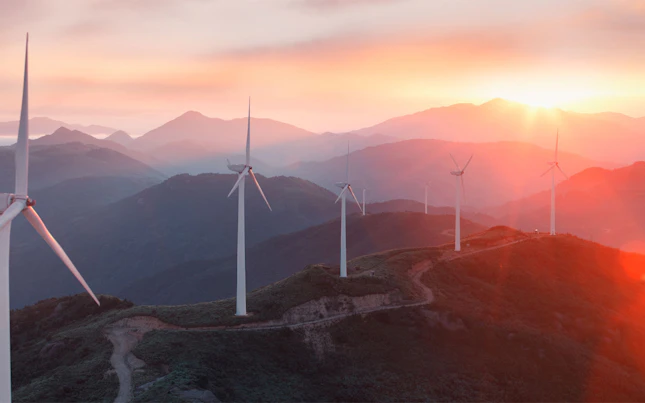 Éoliennes au sommet d’une montagne