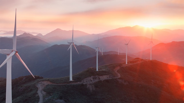 Turbine eoliche in cima a una catena montuosa