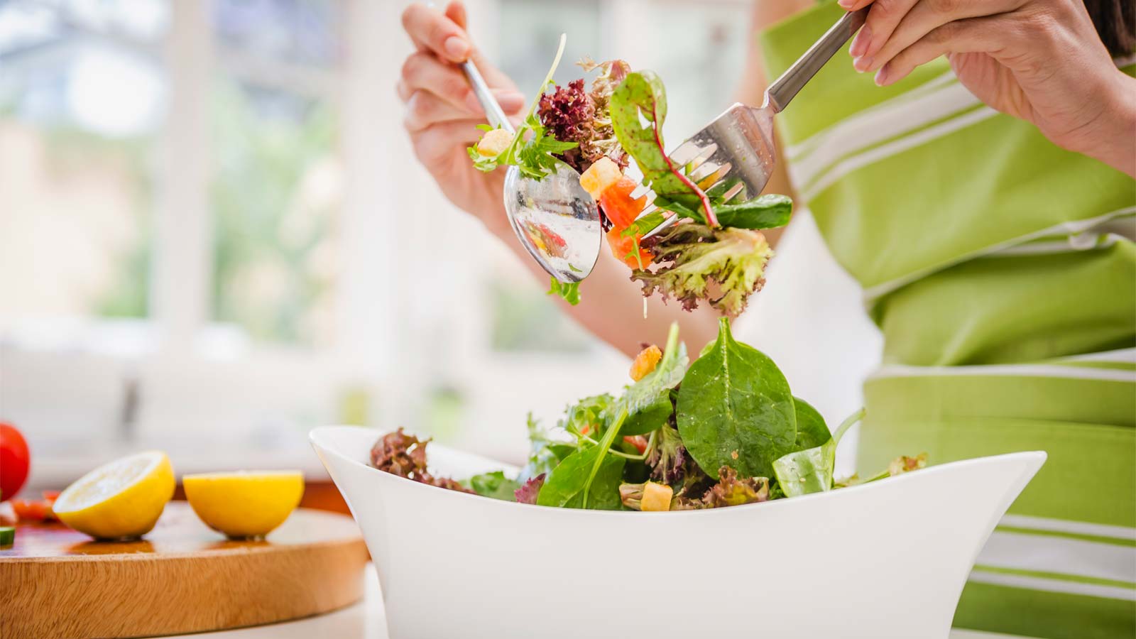 Mujer comiendo ensalada