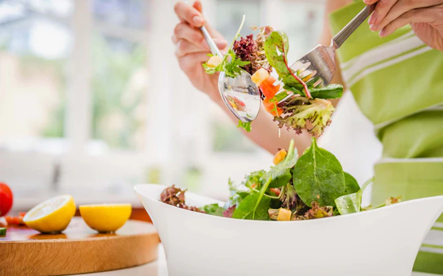 Donna che mangia insalata