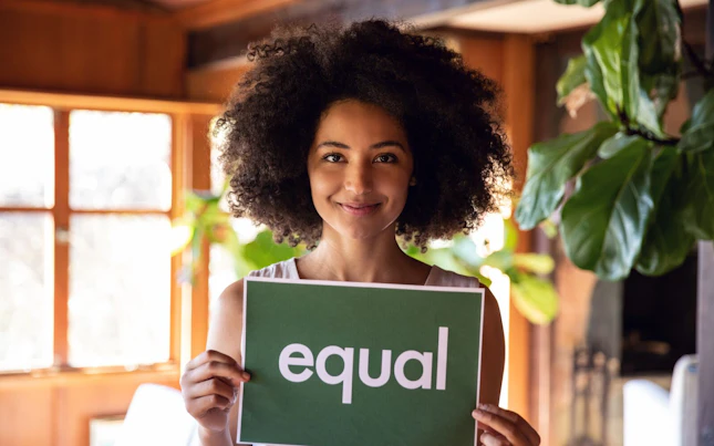 Hombre con chaleco de seguridad revisando cajas