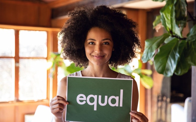 Čovek u bezbednosnom prsluku štiklira polja