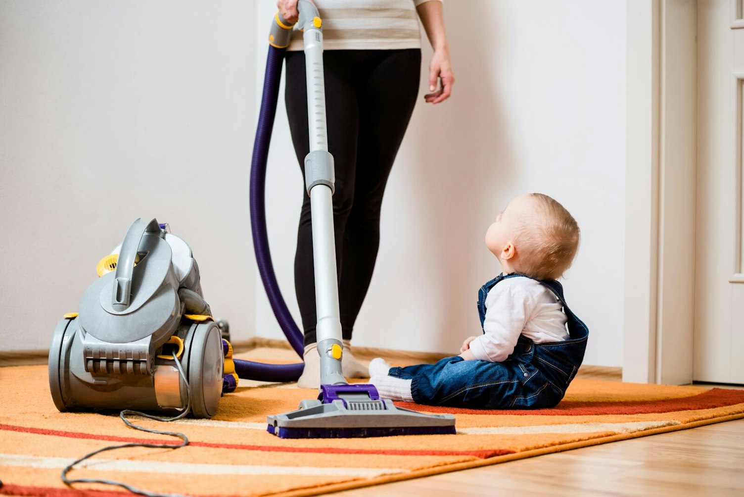 Mujer aspirando