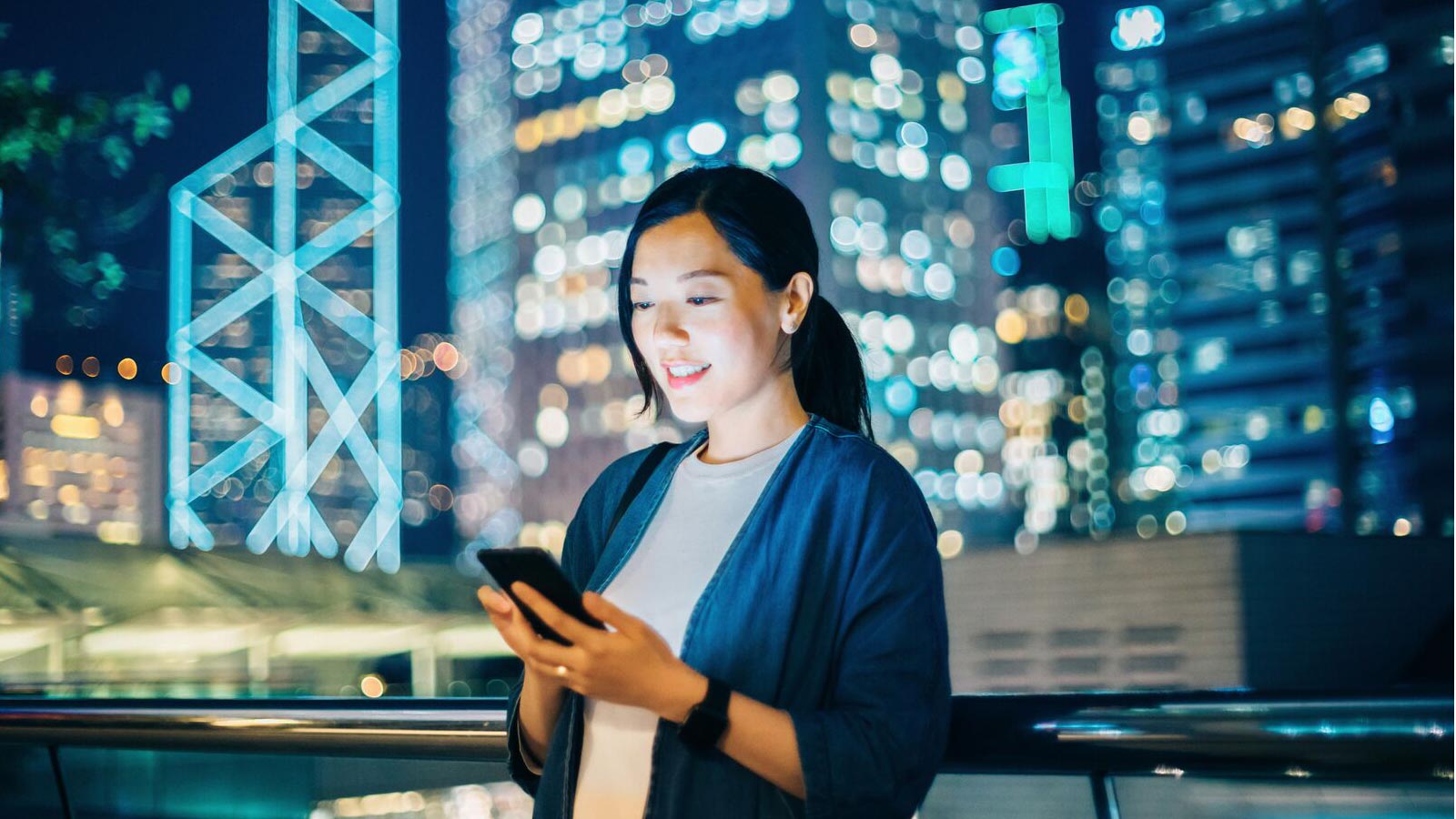 Frau mit Smartphone im Freien