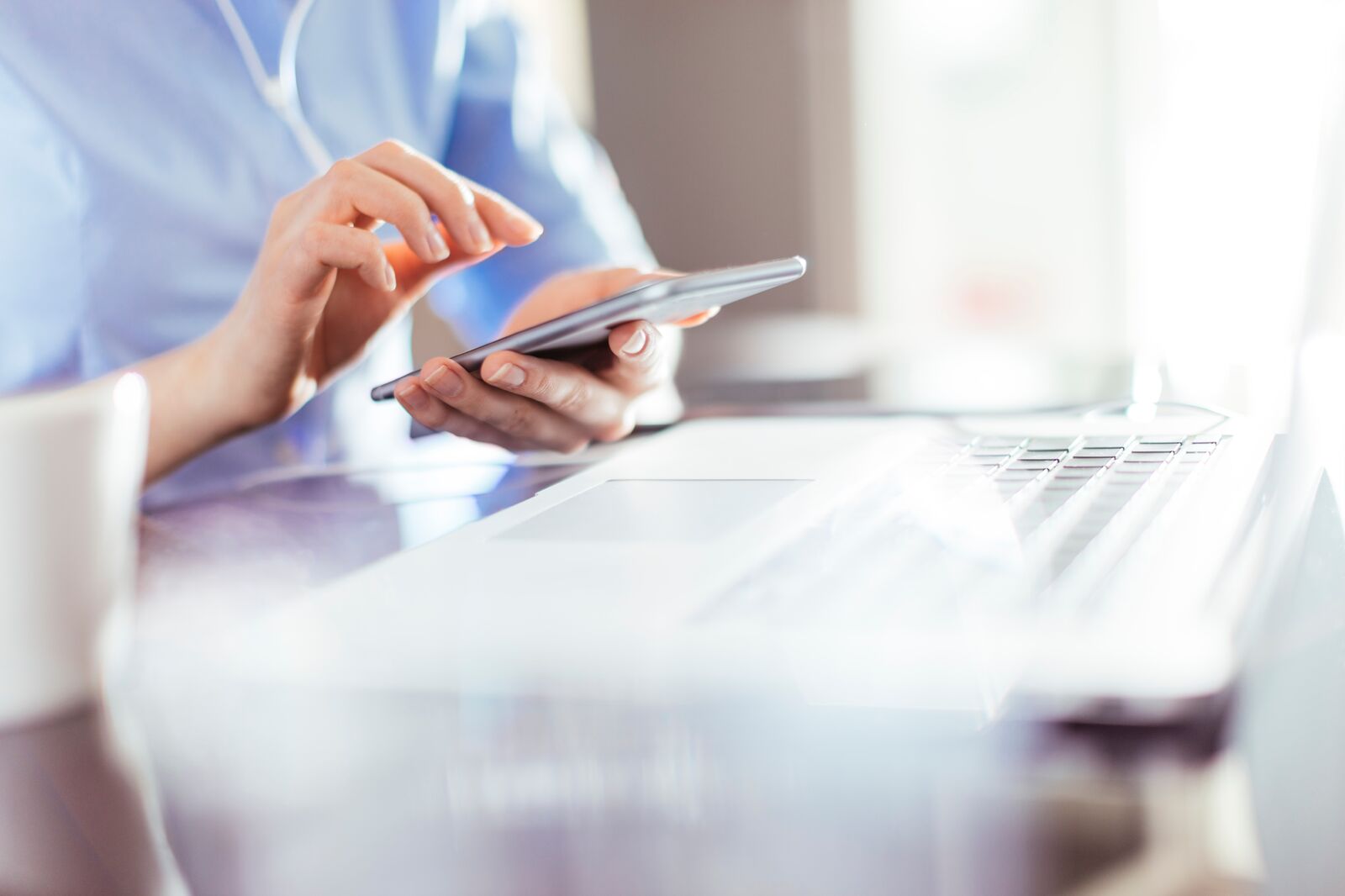 Mujer utilizando un smartphone