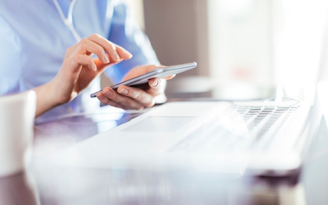 Mujer utilizando un smartphone
