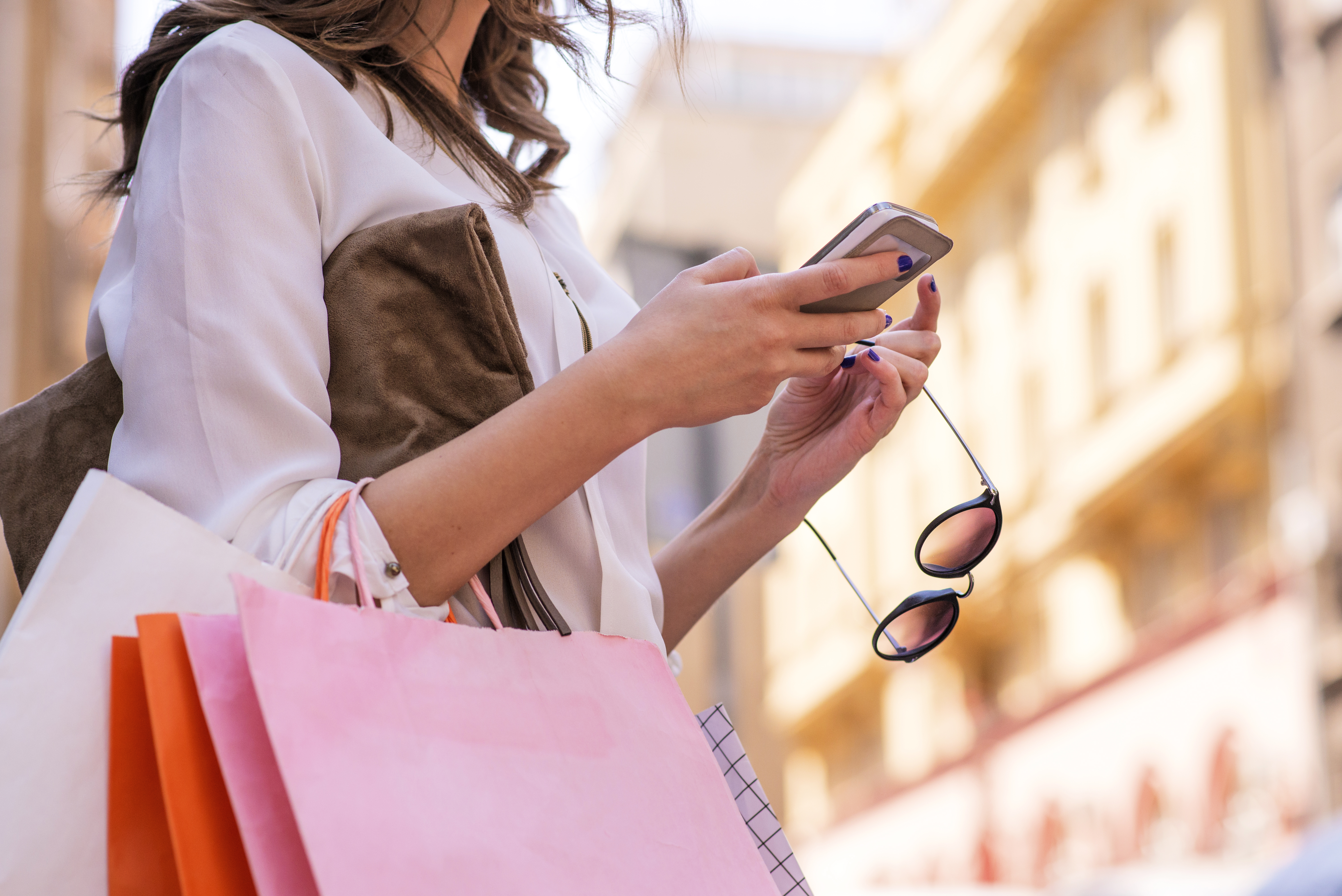 Mujer con bolsas de compras 
