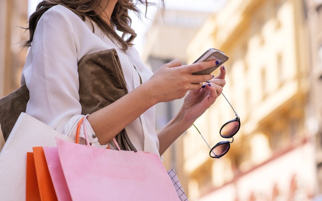 Mujer con bolsas de la compra