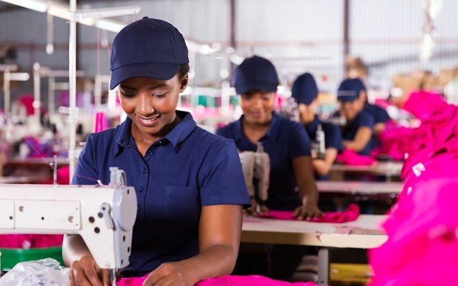 Dame, die eine Daunenjacke trägt