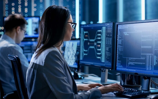 Lavoratrice al monitor