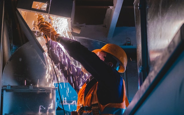 외장 배터리와 스마트폰을 들고 있는 남성